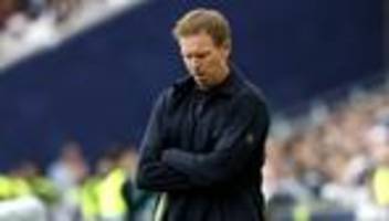 fußballnationalmannschaft: diese mannschaft wird von ihrem trainer alleingelassen
