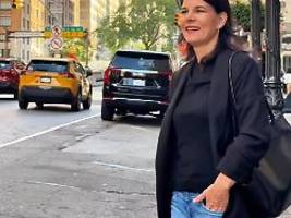 Bist du bereit?: Baerbock grüßt im Sex and the City-Stil aus New York