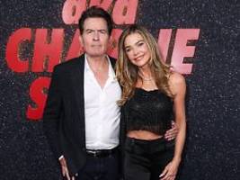 Ex-Eheleute Arm in Arm: Charlie Sheen und Denise Richards legen seltenen Auftritt hin