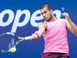 Spanier baut Serie aus: Alcaraz fegt Tennis-Legende Djokovic bei US Open vom Court