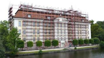 noch immer baugerüst am schloss köpenick – trampelpfad zum ufer