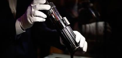 »star wars«: lichtschwert von darth vader für 3,6 millionen dollar versteigert