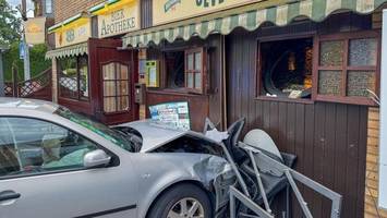 Senior fährt nach Unfall durch Außengastronomie gegen Kneipe