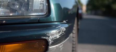 94-Jähriger kommt in Gegenspur und baut Unfall
