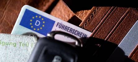 polizei stoppt autofahrer und rollerfahrer ohne führerschein