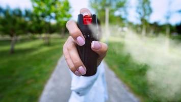 „Schlumpf-Spray“: So schützen sich Frauen in den Niederlanden