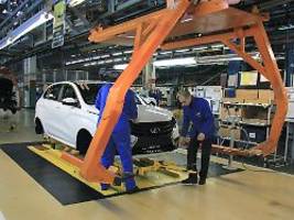 Mitarbeitern droht Kurzarbeit: Russlands Wirtschaft schwächelt - schwere Krise bei Autobauern
