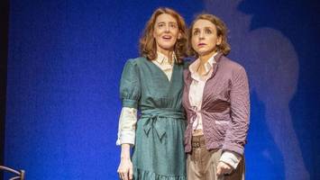 die zärtliche annäherung zweier frauen: „vita & virginia“