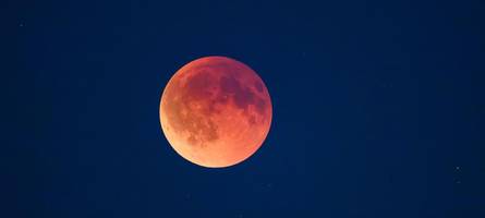 Rötliche Scheibe: Totale Mondfinsternis über Deutschland