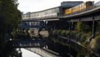 kreuzberg: person aus landwehrkanal gerettet