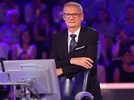 Zurück bei Wer wird Millionär?: Günther Jauch kommt auf Krücken