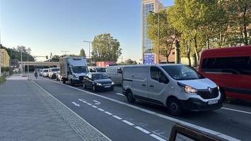 Hupkonzert und schwache Nerven – A100-Verkehrschaos geht weiter