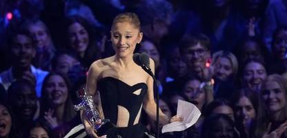 ariana grande: popstar räumt bei vmas ab und dankt ihren therapeuten