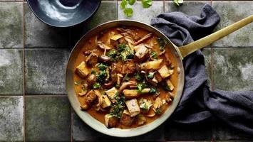 Aromenreiches Pfannen-Curry aus Tofu und Pilzen