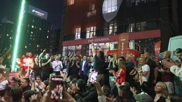 CHP ruft zu Protesten in Istanbul auf – Polizei belagert Zentrale