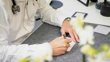 fehlzeiten im job: sind Ärzte an den hohen krankenständen schuld?