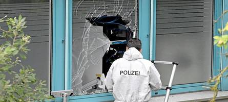 anschlag auf rüstungsfirma elbit: personen dringen in das gebäude ein