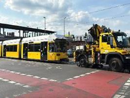 anschlag auf strommasten: tausende im südosten berlins wohl auch über nacht ohne strom