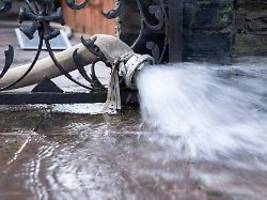 Hochwasser im Haus: Wann der richtige Zeitpunkt zum Auspumpen des Kellers ist