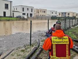 Menschen aus Häusern gerettet: Heftiges Unwetter flutet Keller und Straßen in NRW