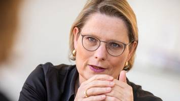 Justizministerin Hubig  plant Strafen für „Catcalling“