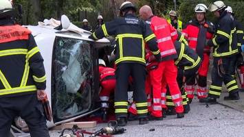 Senior landet mit Cabrio auf der Seite und wird schwer verletzt