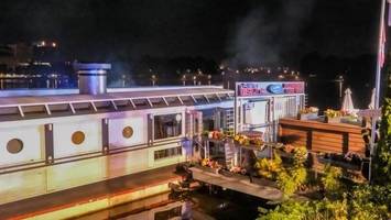 Feuer auf Binnenalster: Rauch quillt aus schwimmendem Restaurant