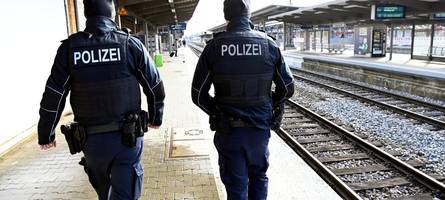 Tatort Bahnhof: Jugendlicher beißt Bahnmitarbeiter in den Hals