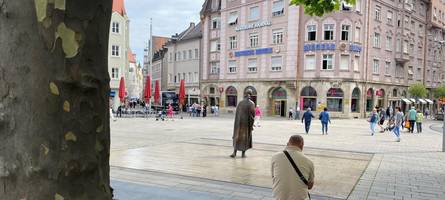unbekannter bestiehlt 30-jährigen am königsplatz