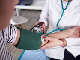 medizin: dieses foto zeigt keine korrekte blutdruckmessung