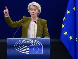 Gipfel mit Autokonzernen: Von der Leyen will laut Strategiepapier am Verbrenner-Aus festhalten