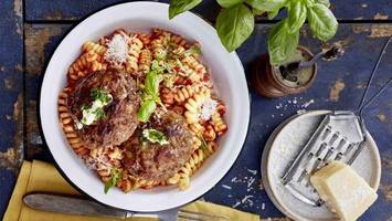 frikadellen mit pesto-füllung auf pasta al pomodoro