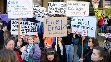 tausende demonstrieren gegen sparpläne des berliner senats