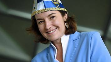 Astronautin im Narrenkäfig? Raumfahrtministerin Bär wird Ritterin