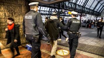 Mann klaut in Drogerie Kosmetik und Schmuck im Wert von 1000 Euro
