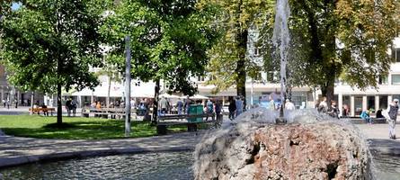 50-jähriger bestiehlt schlafenden mann am kö und gerät in schlägerei