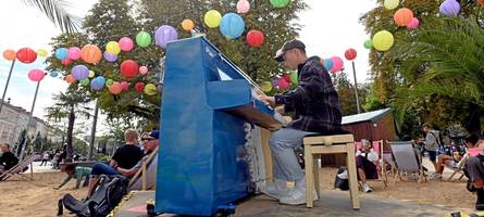 aktion „play me, augsburg“: zum klavierspielen kommt er extra aus nürnberg