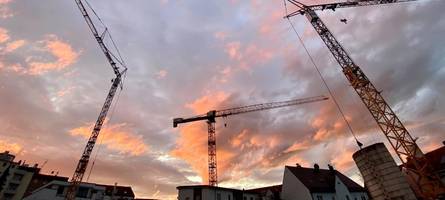 Feueralarm in Lechhausen: Baukräne zeigen sich im Abendrot