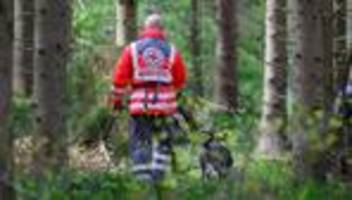 suchhunde im einsatz: vermisster senior bei großer suchaktion tot gefunden