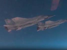 Hyperschallraketen an Bord: Russische Kampfjets tauchen über der Barentssee auf
