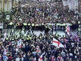Polizeibeamte angegriffen: Zehntausende folgen Demoaufruf von Rechtsextremen in London