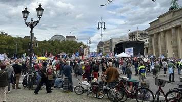 12.000 Teilnehmer: Gegendemonstranten verspotten Wagenknecht