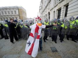 Großbritannien: Rechte Großdemo in London: Zusammenstöße mit Polizei