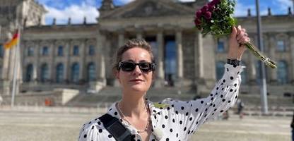 berlin: karoline preisler demonstriert allein gegen israel-hasser und reichsbürger