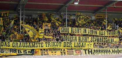 Bundesliga: Fans von Borussia Dortmund protestieren gegen graues Trikot