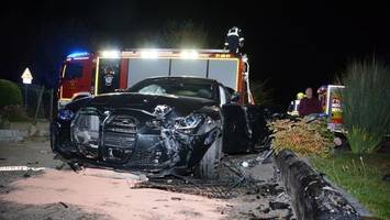 BMW landet nach Unfall im Vorgarten – zwei Verletzte in Klinik