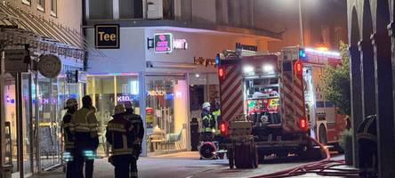 feuer in trafostation nahe rathausplatz: starker rauch, großeinsatz und ein stromausfall