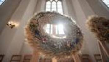 feste: umzug zum finale des landeserntedankfestes