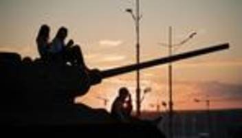 Krieg gegen die Ukraine: Ukraine benötigt mindestens 100 Milliarden Euro mehr für Verteidigung