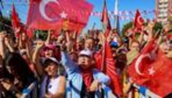 Türkei: Tausende demonstrieren gegen Absetzung von türkischem Oppositionschef
